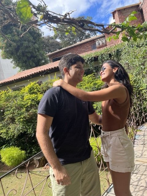 Sara e João no jardim
