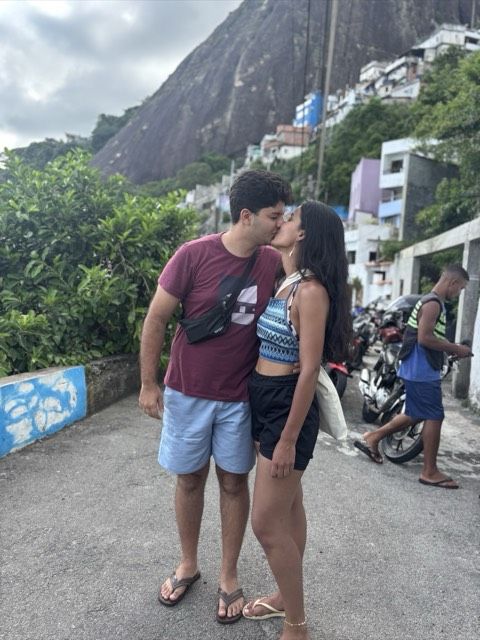 Sara e João se beijando