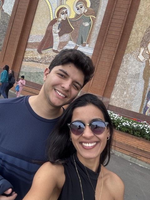 Selfie do casal em frente à igreja