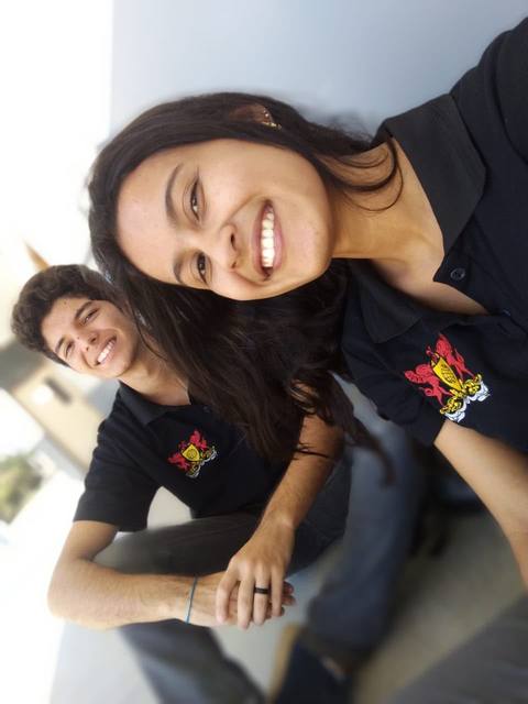 Sara e João com o uniforme da escola