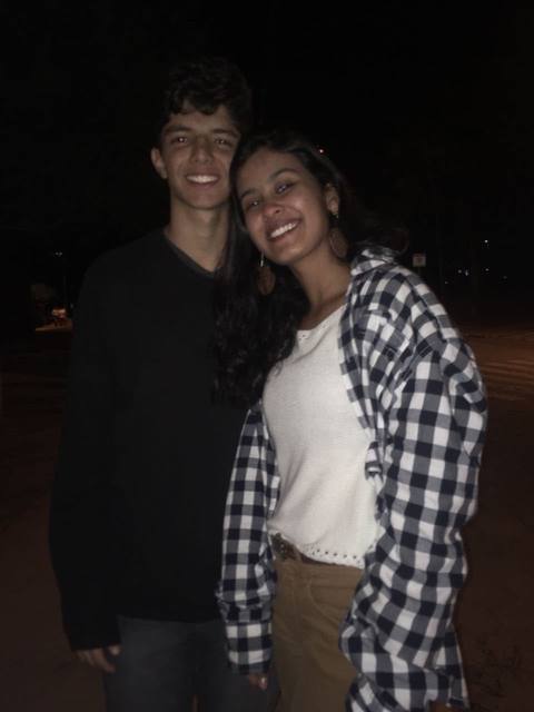 Sara e João, foto com camisa xadrez