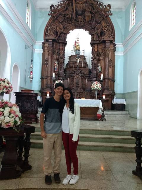 Sara e João na igreja