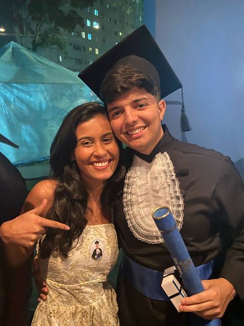 Sara e João na formatura da faculdade