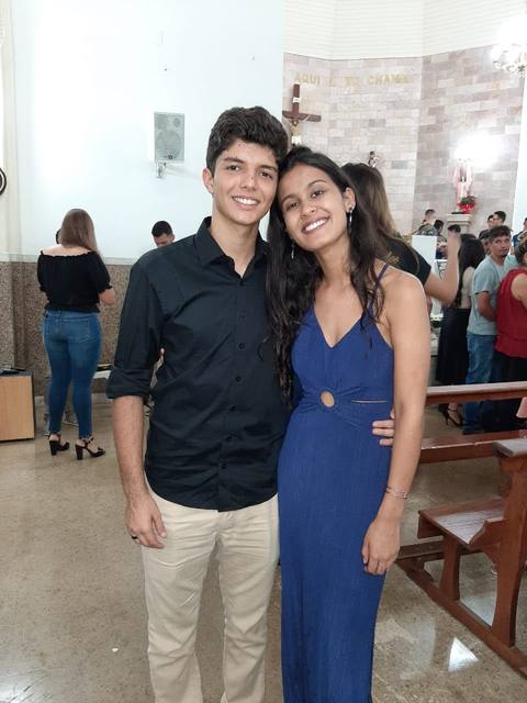 Sara e João na igreja, Sara com vestido azul